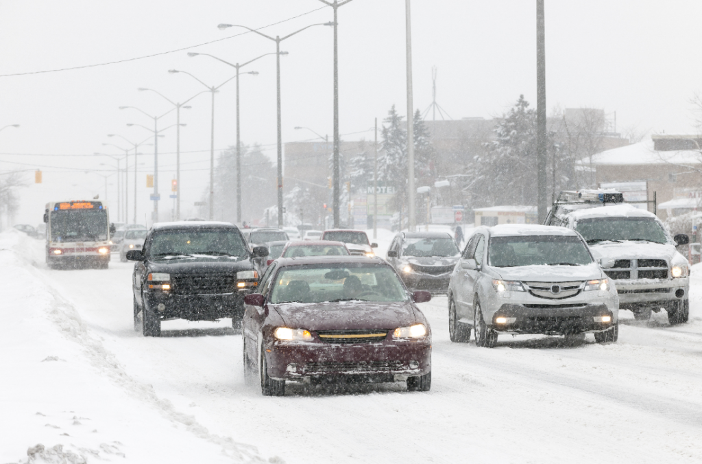 wintereinbruch-schnee,-sturm-und-glatte-straßen