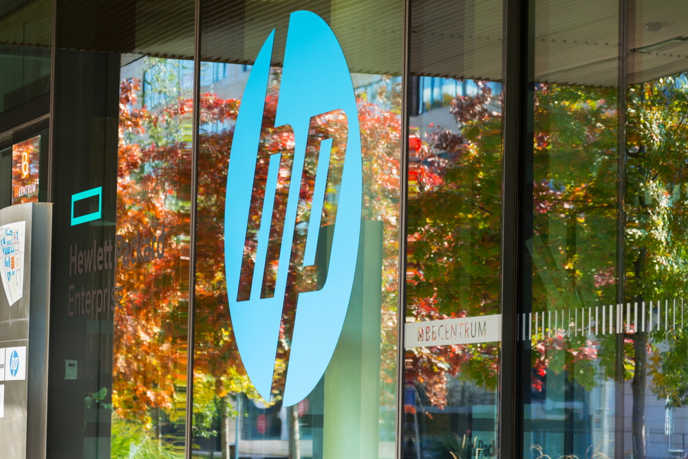 HPE entfacht an der Wall Street neue KI-Euphorie HPE entfacht an der Wall Street neue KI-Euphorie Starke Zahlen katapultieren den Konzern an die Spitze des Tages Während die großen US-Indizes nach ihrer jüngsten Rekordjagd am Dienstag nur noch uneinheitlich tendierten, stahl ein einzelner Technologiewert fast allen anderen die Show: Hewlett Packard Enterprise, kurz HPE, schoss um 32,1 Prozent nach oben und wurde damit zum mit Abstand auffälligsten Gewinner des Tages. In einem Marktumfeld, das von Unsicherheit im Nahost-Konflikt, vorsichtigerer Kauflaune und ersten Ermüdungserscheinungen nach den Rekordständen geprägt war, wirkte dieser Kurssprung wie ein elektrischer Schock. Die Dimension dieses Anstiegs ist bemerkenswert. Ein Plus von mehr als 32 Prozent an nur einem Handelstag ist selbst für Technologiewerte außergewöhnlich. Der Sprung zeigt, wie sensibel die Börse derzeit auf Unternehmen reagiert, die im Zusammenhang mit Künstlicher Intelligenz glaubhaft starkes Wachstum liefern. Genau das gelang HPE. Der Konzern legte überzeugende Zahlen zum zweiten Quartal vor und überraschte den Markt zusätzlich mit einer ambitionierten Ankündigung: Die langfristigen Finanzziele sollen nun zwei Jahre früher erreicht werden als bislang geplant. KI-Datenzentren werden zum Wachstumsmotor Den Optimismus begründet das Unternehmen mit einer robusten Nachfrage nach KI-Datenzentren. Genau an diesem Punkt trifft HPE den Nerv des Marktes. Denn der KI-Boom lebt nicht nur von Software, Chatbots oder neuen Anwendungen. Er braucht auch eine enorme technische Grundlage. Rechenzentren, Server, Speicher, Netzwerktechnik und die gesamte physische Infrastruktur sind die eigentlichen Maschinenräume dieser Entwicklung. HPE wird damit nicht als Randprofiteur, sondern als zentraler Infrastrukturspieler wahrgenommen. Wer KI in großem Stil einsetzen will, braucht Rechenkapazität in einer Größenordnung, die klassische IT-Strukturen schnell überfordert. Für Anbieter wie HPE eröffnet das einen Markt, der nicht nur wächst, sondern geradezu explodiert. Der Kurssprung von 32,1 Prozent zeigt, daß Anleger genau daran nun mit neuer Wucht glauben. Ein Börsentag mit zwei Gesichtern Der starke Auftritt von HPE fällt besonders auf, weil das Umfeld an der Wall Street gleichzeitig erstaunlich nervös wirkte. Nach den jüngsten Rekordständen fanden die großen Indizes keine gemeinsame Richtung. Der Dow Jones stieg im frühen Handel zwar um 0,3 Prozent auf 51.206 Punkte, doch der S&P 500 verlor 0,2 Prozent, und der Nasdaq Composite gab 0,4 Prozent nach. Diese Uneinigkeit zeigt, daß der Markt nach seiner Rekordjagd eine Verschnaufpause einlegt. Händler sprachen von einer verworrenen und teilweise widersprüchlichen Nachrichtenlage im Nahen Osten. Ein belastbarer Durchbruch scheint dort weiterhin nicht in Sicht. Genau deshalb nimmt die Kauflaune auf den bereits erreichten Kursniveaus sichtbar ab. Umso auffälliger ist es, wenn ein einzelner Wert in einer solchen Lage regelrecht explodiert. HPE liefert, andere Tech-Riesen geraten unter Druck Gerade im Vergleich mit anderen großen Technologieaktien wird klar, wie stark HPE an diesem Tag herausragte. Während HPE gefeiert wurde, gerieten mehrere prominente Namen unter Druck. Alphabet verlor 3,6 Prozent. Auch Microsoft und Amazon gaben nach und büßten 1,9 beziehungsweise 2,2 Prozent ein. Der Grund dafür lag ebenfalls im Thema KI, allerdings von der anderen Seite betrachtet. Bei Alphabet und anderen Konzernen wachsen die Sorgen über die enormen KI-Ausgaben. Anleger beginnen also, feiner zu unterscheiden. Nicht jedes Unternehmen profitiert an der Börse automatisch vom KI-Boom. Entscheidend ist inzwischen immer stärker, ob ein Konzern bereits sichtbar an der Nachfrage verdient oder zunächst vor allem gewaltige Summen investieren muß. Genau hier punktet HPE. Das Unternehmen wird nicht in erster Linie als Kostenmaschine gesehen, sondern als unmittelbarer Nutznießer der Investitionswelle. Es verkauft gewissermaßen die Schaufeln für den digitalen Goldrausch. Die Wall Street sortiert den KI-Markt neu Der Handelstag zeigt damit sehr deutlich, wie sich der Blick der Anleger verändert. Lange reichte es aus, sich irgendwie mit KI in Verbindung zu bringen, um an der Börse Rückenwind zu bekommen. Nun wird schärfer gefragt, wer konkret verdient, wer liefern kann und wer sich zunächst in immer größere Ausgaben stürzt. HPE hat auf diese Fragen an diesem Tag die überzeugendsten Antworten geliefert. Starke Quartalszahlen, beschleunigte Langfristziele und eine klare Begründung über die Nachfrage nach KI-Datenzentren ergeben zusammen eine Geschichte, die der Markt sofort mit massiven Käufen belohnte. Andere Konzerne mit hohen Investitionsplänen, aber weniger unmittelbarer Gewinnsichtbarkeit wurden dagegen skeptischer betrachtet. Nvidia bleibt stabiler Gewinner des Trends Ein weiterer interessanter Vergleich ist Nvidia. Deren Aktie legte um 0,5 Prozent zu. Das ist deutlich weniger spektakulär als der Sprung von HPE, bestätigt aber ebenfalls die Marktlogik. Nvidia gilt weiterhin als einer der klarsten Gewinner des KI-Booms, weil der Konzern direkt an der Nachfrage nach Hochleistungschips verdient. Damit ergibt sich ein aufschlußreiches Bild: Unternehmen, die direkt an der Infrastruktur und am Ausbau der KI-Welt verdienen, bleiben gefragt. Unternehmen, bei denen stärker über Kosten und Kapitalbedarf diskutiert wird, geraten leichter unter Druck. HPE reiht sich mit seinem Kurssprung nun sehr deutlich in die Gruppe jener Unternehmen ein, die vom Markt als unmittelbare Profiteure angesehen werden. Nahost bremst die Indizes, HPE setzt sein eigenes Signal Parallel dazu bleibt die geopolitische Großwetterlage angespannt. Die widersprüchlichen Nachrichten aus dem Nahen Osten verhindern, daß die großen Indizes ihren Rekordlauf einfach fortsetzen. Ein echter politischer Durchbruch fehlt, und genau das bremst die allgemeine Kaufbereitschaft. Konjunkturseitig standen im frühen Handel lediglich die Daten zu den offenen Stellen aus dem April im Blick, also kein Impuls, der die Marktstimmung grundlegend hätte drehen können. Gerade deshalb wirkte der HPE-Sprung so eindrucksvoll. Der Konzern setzte in einem vorsichtigen Gesamtmarkt sein eigenes, völlig unabhängiges Signal. Während viele Anleger insgesamt zurückhaltender wurden, griffen sie bei HPE mit voller Entschlossenheit zu. Ein Kursfeuerwerk mit klarem Kern Der Börsentag läßt sich deshalb auf einen zentralen Punkt zuspitzen: HPE war der große Gewinner, weil das Unternehmen überzeugend gezeigt hat, daß der Ausbau von KI-Datenzentren nicht nur ein Zukunftsthema ist, sondern bereits jetzt reales Geschäft und reale Dynamik erzeugt. Das Plus von 32,1 Prozent war keine zufällige Übertreibung, sondern die Reaktion auf eine Kombination aus starken Zahlen, höherem Tempo und einer Marktstory, die derzeit maximale Aufmerksamkeit erhält. Während die Wall Street insgesamt nach Rekorden eine Pause einlegte, zeigte HPE, daß einzelne Unternehmen den Markt noch immer mit voller Wucht elektrisieren können. Genau dann, wenn sie nicht nur vom KI-Boom erzählen, sondern ihn bereits in Umsatz, Nachfrage und beschleunigte Ziele übersetzen. HPE, Hewlett Packard Enterprise, Wall Street, KI, Künstliche Intelligenz, KI-Datenzentren, Nasdaq, Dow Jones, S&P 500, Alphabet, Microsoft, Amazon, Nvidia, Technologieaktien, Quartalszahlen